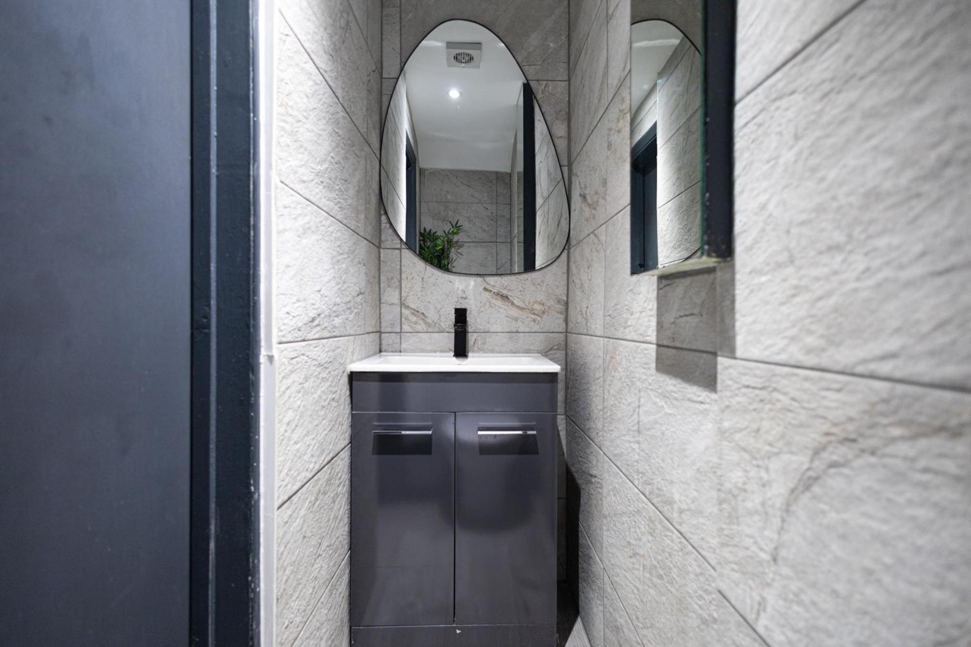 London, Jacuzzi 1 Bedroom Apartment Exterior photo