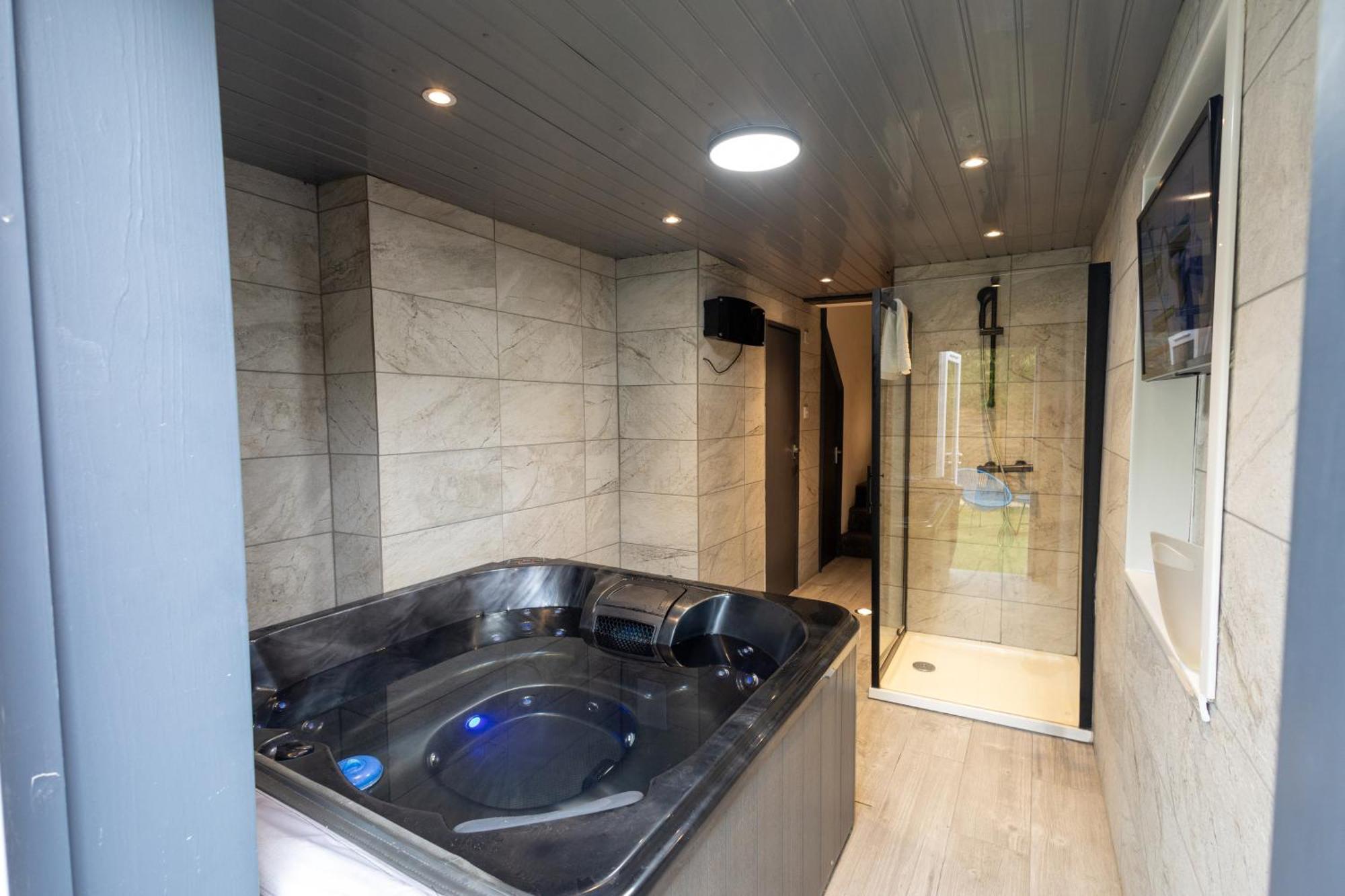London, Jacuzzi 1 Bedroom Apartment Exterior photo