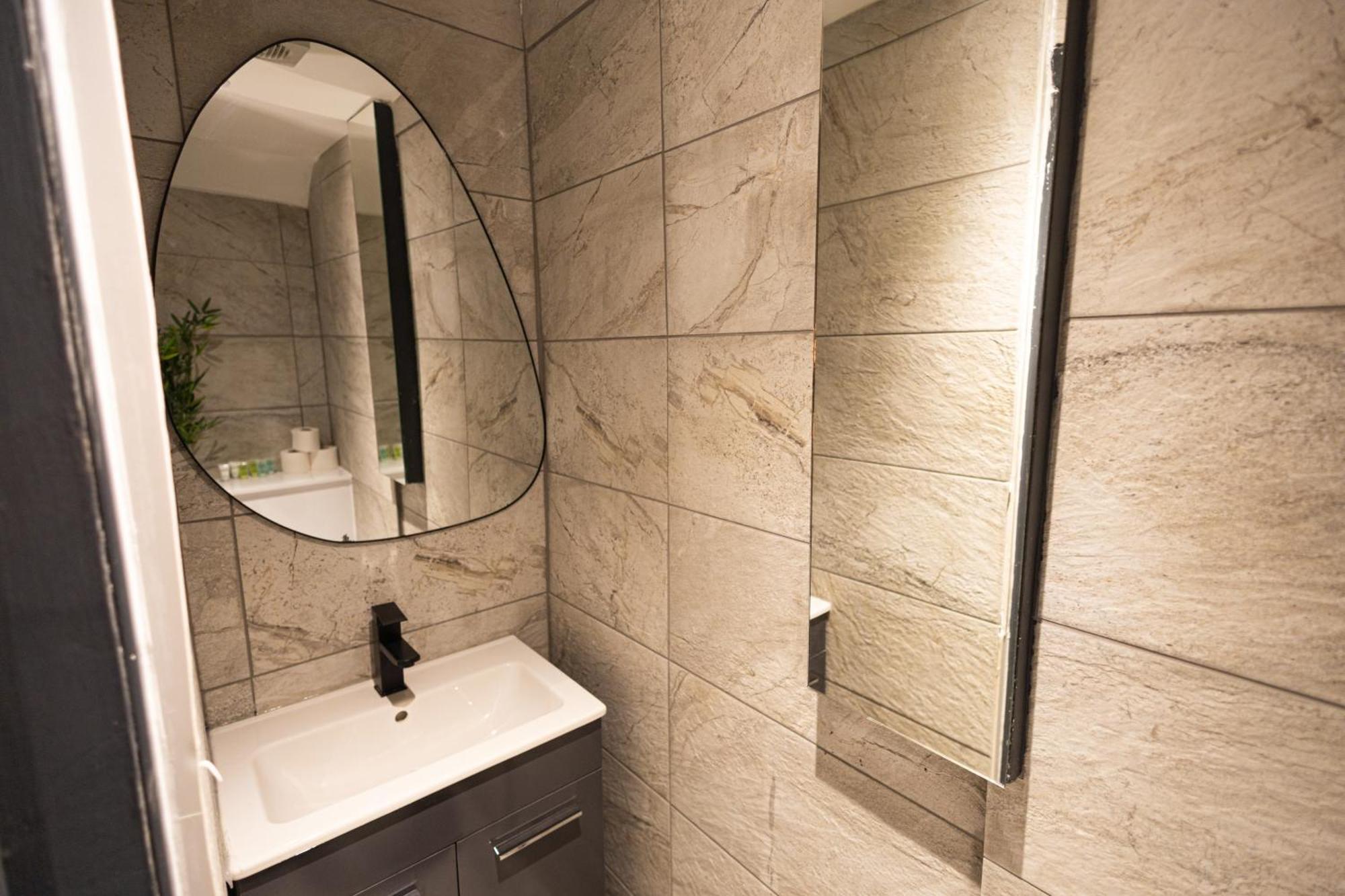London, Jacuzzi 1 Bedroom Apartment Exterior photo