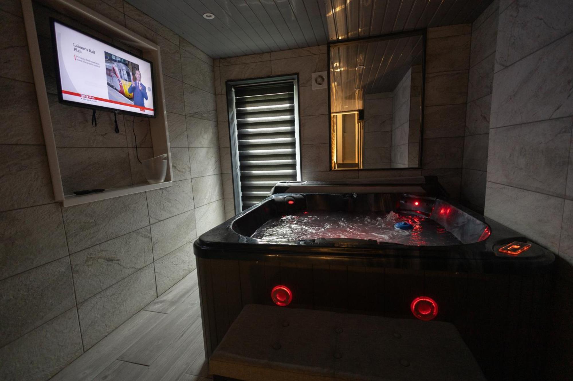 London, Jacuzzi 1 Bedroom Apartment Exterior photo