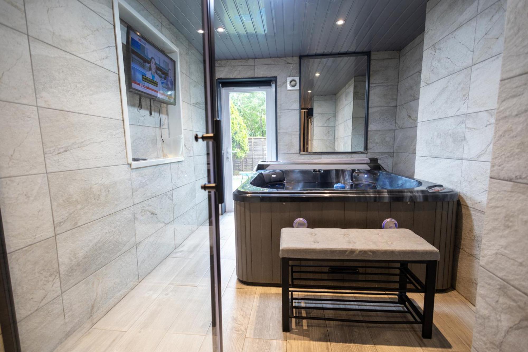London, Jacuzzi 1 Bedroom Apartment Exterior photo