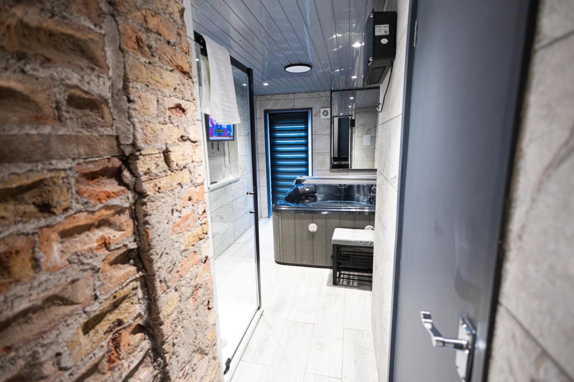 London, Jacuzzi 1 Bedroom Apartment Exterior photo
