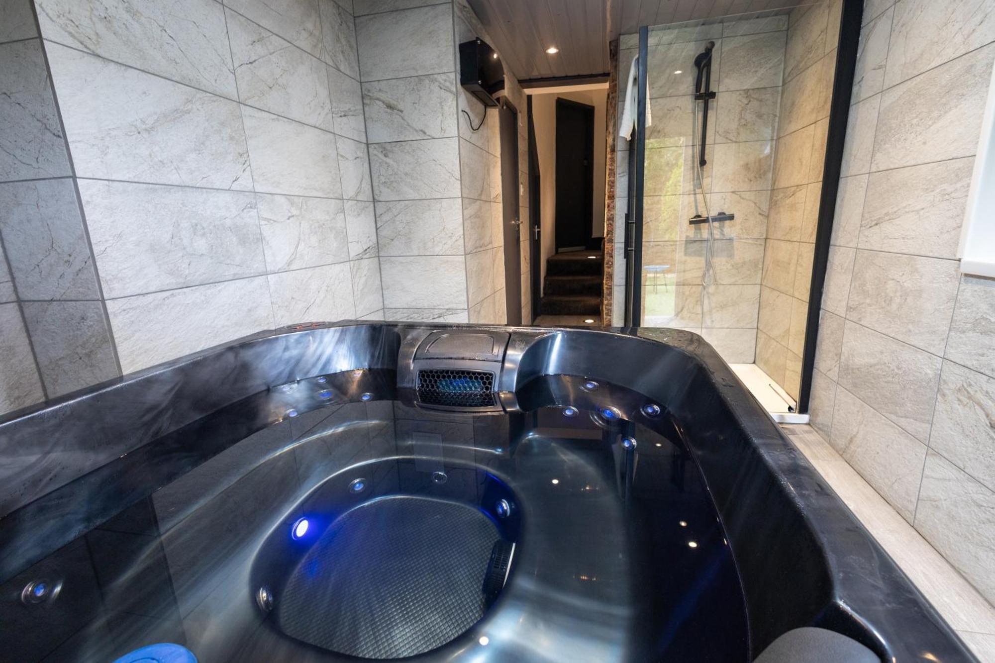 London, Jacuzzi 1 Bedroom Apartment Exterior photo