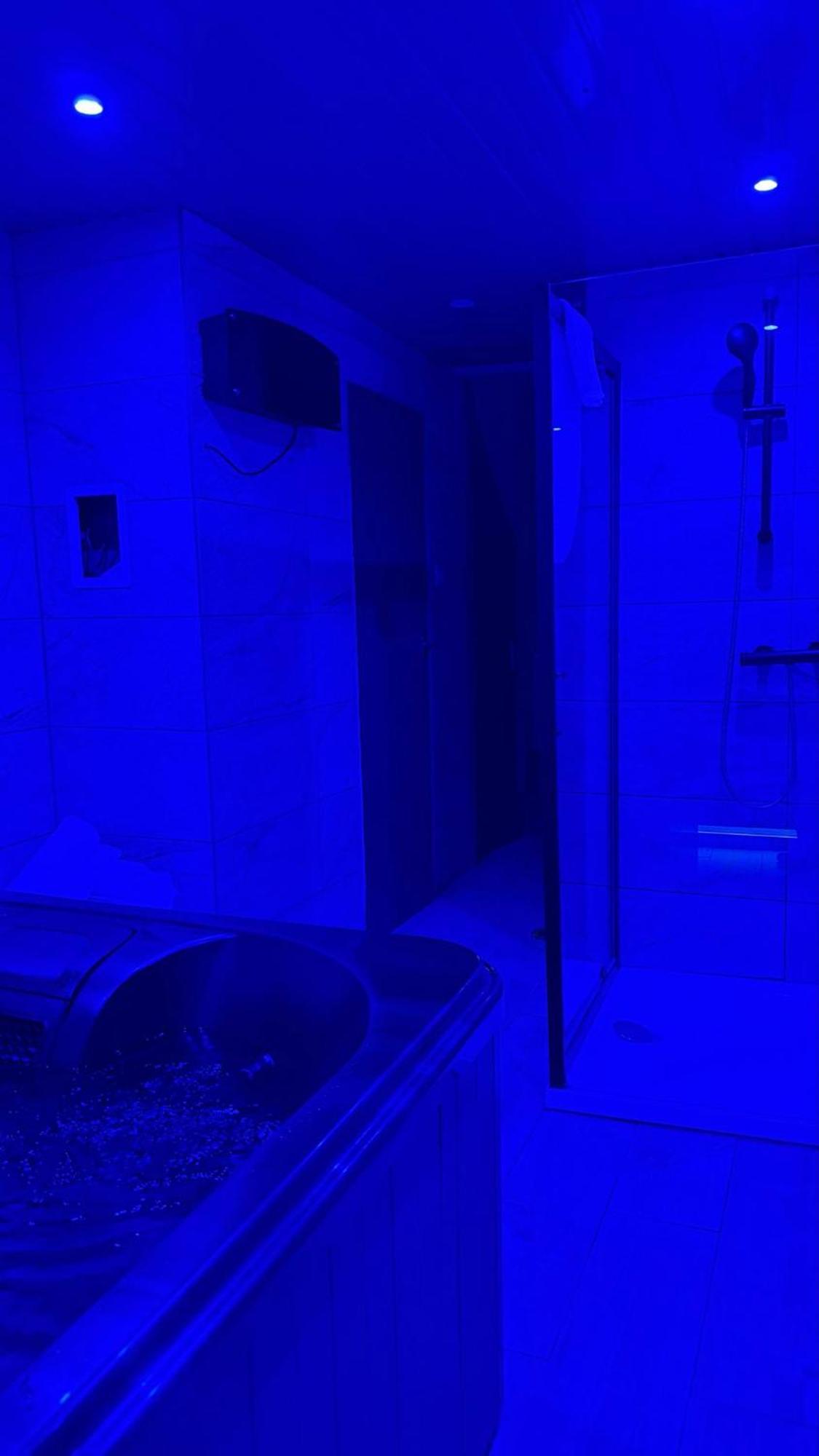 London, Jacuzzi 1 Bedroom Apartment Exterior photo